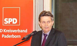 Bundestagsfraktionschef Rolf Mützenich am Mikro des SPD-Kreisverbandes. - Jochem Schulze