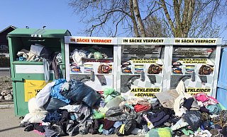 500 Tonnen Alttextilien werden in Gütersloh pro Jahr eingesammelt. 30 Prozent davon sind unverwertbar. - picture alliance / Peter Schatz