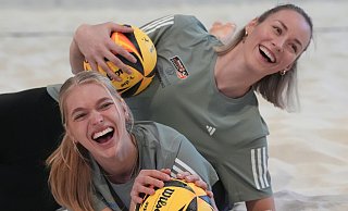 Vorfreude auf Neues: Das Beach-Volleyball-Duo Louisa Lippmann (r) und Linda Bock. - Marcus Brandt/dpa