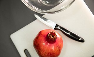 Wie lässt sich ein Granatapfel einfach und sauber entkernen? - Christin Klose/dpa-tmn