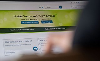 Eine Frau bedient das Portal der deutschen Steuerverwaltungen zur Abwicklung der Steuererklärungen und Steueranmeldungen über das Internet, Elster. - Foto: Marijan Murat/dpa