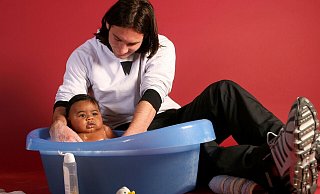 Erstes Treffen 2007: Lionel Messi badet den neugeborenen Lamine Yamal. - Joan Monfort/AP