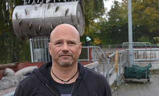 Recycling-Hof Vorarbeiter Thorsten Lange vor dem Restmüllcontainer: Hierhin schmuggeln Kunden aus Geiz oder Bequemlichkeit Schadstoffe, oft verpackt in Restmüllsäcken. - Justus Rahn
