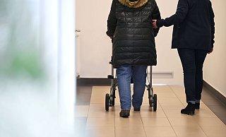 Die Pflegeversicherung wird 2025 wieder teurer. (Archivbild) - Michael Bahlo/dpa