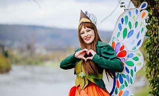 Die Landesgartenschau in Höxter ist eröffnet - nicht nur bei Maskottchen Holli ist die Freude groß. - Besim Mazhiqi
