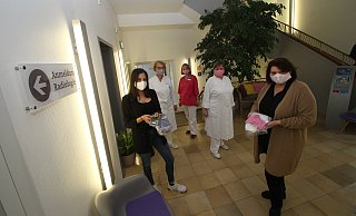 Auszubildende Emilia Gruhcke (l.) sowie Ausbildungsleiterin Marion Föste (r.) überreichten 100 Masken an Dr. Gisela Urban und Dr. Annette Rudolf sowie Ute Bartels von der Gemeinschaftspraxis an der Kurfürstenstraße. - Peter Steinert