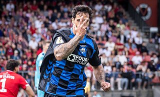Adriano Grimaldi feiert seinen Doppelpack im DFB-Pokal gegen Viktoria Köln mit der für ihn üblichen Jubelgeste. - dpa/picture alliance Adriano Grimaldi feiert seinen Doppelpack im DFB-Pokal gegen Viktoria Köln mit der für ihn üblichen Jubelgeste. - dpa/picture alliance