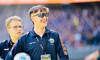 Bei den Heimspielen des SCP sind eher Balljugendliche statt Ballkinder im Einsatz. Der Großteil der Volunteers ist 15 bis 21 Jahre alt. Zu dieser Altersgruppe zählt auch Felix Seifarth, der hier sichtlich gut gelaunt beim Heimspiel gegen Köln im Einsatz ist. - BESIM MAZHIQI