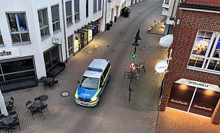 Ein Streifenwagen der Gütersloher Polizei patrouilliert am Montagabend durch die Gütersloher Innenstadt, hier im Einmündungsbereich von Ernst-Buschmann-Straße und Eickhoffstraße. - Patrick Menzel