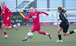 Joleen Ludewig (Mitte) erzielte das 1:0 für Arminias B-Juniorinnen in der Westfalenliga gegen den Herforder SV. - Andreas Zobe