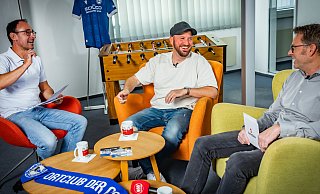 Sebastian Wiese (M.), Dirk Schuster (l.) und Gregor Winkler (r.) im Arminia-Talk. - Sarah Jonek