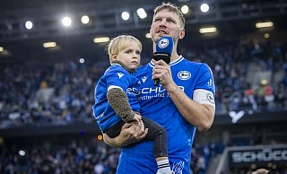 Am 13. Oktober 2024 bestritt Fabian Klos, hier mit Sohn Marlo auf dem Arm, in der Schüco-Arena sein Abschiedsspiel. - Sarah Jonek Am 13. Oktober 2024 bestritt Fabian Klos, hier mit Sohn Marlo auf dem Arm, in der Schüco-Arena sein Abschiedsspiel. - Sarah Jonek