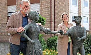 Das bronzene Tanzpaar an der Danzelstätte in Lübbecke passt genau zu der Leidenschaft von Tamara und Dirk Raddy für das Paartanzen. - Frank Hartmann