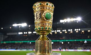 Nach dem Halbfinalsieg gegen Bayer Leverkusen wollen Tausende Arminia-Fans auch beim Spiel um diesen Pokal in Berlin dabei sein. - Teresa Kröger