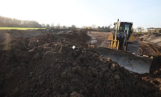 Auf einem Hektar Fläche wird derzeit der Oberboden in der Aue südlich des Werreknies abgeschoben. - Jörg Stuke