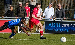 Mattis Beckmann (r.) enteilte seinen Herforder Gegenspielern diverse Male und erzielte für seinen VfL Theesen beim 4:0-Heimsieg zwei Treffer. - Andreas Zobe