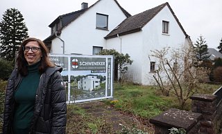 Sandra Homeier, Geschäftsführerin von Schweneker Immobilien, vor dem Werster Altbau. Das Haus aus dem Baujahr 1923 soll einem modernen Mehrfamilienhaus Platz machen. - Jörg Stuke