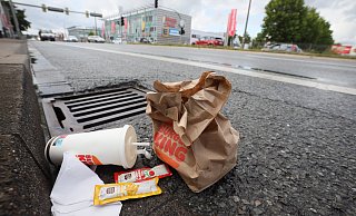 Einwegverpackungen aus der Gastronomie - nicht nur, aber auch von großen Fastfood-Ketten - dürfen zwar nicht mehr aus Plastik sein, verursachen aber dennoch jede Menge Müll. - Jörg Stuke