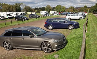 Auch ohne Veranstaltungen im Park ist der Parkplatz der Aqua Magica an der Bültestraße gut belegt - gern auch von Wohnmobilen. - Jörg Stuke