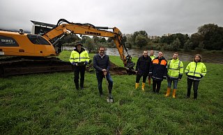 Spatenstich an der Weser: Eckhard Nolting (v. l.), Lars Bökenkroger, Sebastian Glandorf, Bauleiter Ralf Bülter, Nicole Brandorff, Dominik Blome und Lisa-Marie Wachramejew beim Baustart zur Anbindung des Lohbuschteichs an den Fluss. - Jörg Stuke