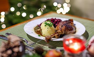 Der Klassiker zu Weihnachten, die Gänsekeule mit Rotkohl und Klößen, steht in Restaurants im Kreis Höxter immer seltener auf der Speisekarte. - Jan Woitas/dpa-Zentralbild/dpa