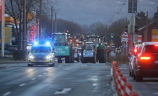 Der Großteil der protestierenden Bauern fuhr am 8. Januar 2024 über die Mindener Straße vorm Werre-Park entlang. Eine kleine Gruppe bog aber auf die Autobahn ab. - Jörg Stuke