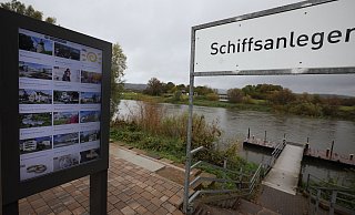 Die digitale Informationstafel am Weserradweg, in Höhe des ehemaligen Amanda-Fähranlegers, bietet unter dem Menüpunkt "Ausflugstipps" erstaunliche Empfehlungen. - Jörg Stuke