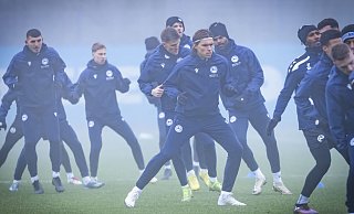 Roberts Uldrikis (M.) absolvierte am Freitag die erste Trainingseinheit bei Arminia Bielefeld. - Sarah Jonek