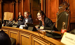 Anke Theisen nimmt zum ersten Mal als Rathauschefin auf dem Bürgermeisterstuhl Platz. Ein historischer Moment für die Hansestadt. - Daniel Salmon