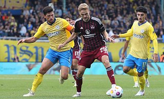 Tim Handwerker (Mitte, hier in einem Spiel gegen Eintracht Braunschweig) lief allein 114 Mal für den 1. FC Nürnberg in der 2. Liga auf. - IMAGO/Zink