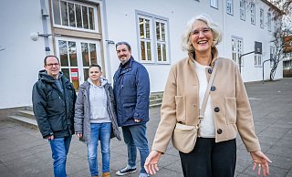 Ulrike Stukemeier (r.) leitet jetzt die Sudbrackschule. Die Elternvertreter Sebastian Teiting (v.l.), Ivana Kuser und Andreas Breir unterstützen sie tatkräftig. - Sarah Jonek