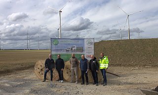 Alexander Köster (Technischer Leiter Raiffeisen Volt, v. l.), Christian Förster (Geschäftsführer Raiffeisen Volt), die beiden Geschäftsführer des Grünstrom-Ladeparks Christoph Luis und Josef Dreps, Stefan Geise (Geschäftsführer Geise Elektrotechnik) und Manuel Stark (Leiberger Tief- und Straßenbau) beim offiziellen Spatenstich des Großprojektes. - Grünstrom Ladepark A44 GmbH