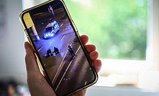 Im Netz kursieren mittlerweile zahlreiche Videos von dem Polizeieinsatz im Zuge der Messerattacke. In diesem etwa ist zu sehen, wie die Herforder Polizei dem Opfer Erste Hilfe leistet. - Daniel Salmon