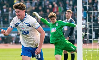 Ryan Naderi (l.) bejubelt seinen Treffer zum 3:0 im jüngsten Drittligaspiel des FC Hansa Rostock beim SSV Ulm 1846. - IMAGO/Ostseephoto