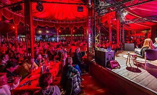 Spannende Atmosphäre im Spiegelzelt: Moderatorin Birgitt Gottwald (r.) lädt auch in diesem Jahr zum Live-Podcast in den Ravensberger Park. - Sarah Jonek