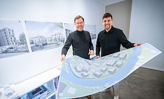 Die Bielefelder Architekten Thomas Lampe (l.) und Mario Nolle planen aktuell in ganzes Wohnquartier, die „Mini-Hafencity“. - Sarah Jonek