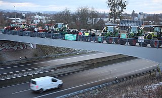 Einen Tag vor dem großen Demonstrationszug postierten sich Bauern aus Bad Oeynhausen auf der Brücke über die A30-Nordumgehung, um ihrem Anliegen Nachdruck zu verleihen. - Jörg Stuke