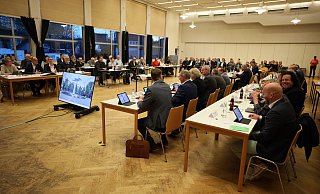 58 Mitglieder plus Bürgermeister zählt der neue Bad Oeynhausener Stadtrat. Zur ersten Sitzung der neuen Wahlperiode gab es am Mittwoch im Rehmer Bürgerhaus auch eine neue Sitzordnung. - Jörg Stuke