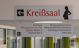 Dieses Schild in einer Klinik weist den Weg zum Kreißsaal. Für eine Bielefelderin hatte der Weg dorthin weitreichende Folgen für ihre Gesundheit. - Symbolbild: Stefan Puchner/dpa