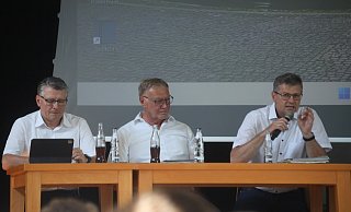 Die gemeinsamen Tage der drei Beigeordneten Thomas Lüer (v. l.), Stefan Tödtmann und Georg Busse - hier in der jüngsten Ratssitzung - sind gezählt. - Jörg Stuke