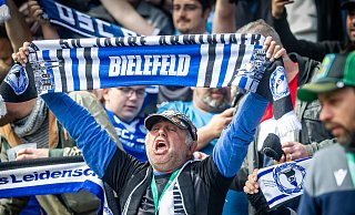 Die Fans sind happy, Arminia Bielefeld steigt in die 2. Fußball-Bundesliga auf. - Sarah Jonek
