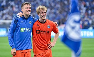 Filip Bilbija (v. l.) und Mattes Hansen genießen den Auswärtssieg auf Schalke sichtlich. - Teresa Kroeger