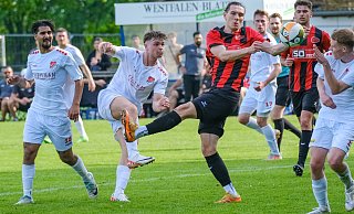 Im Vorjahresfinale gewann Westfalenligist SC Peckeloh im Elfmeterschießen gegen den VfL Theesen um Mattis Beckmann (2. v. l. weißes Trikot). ?Foto: Andreas Zobe - Andreas Zobe