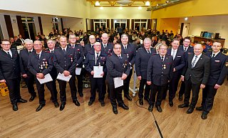 Viele Angehörige der Salzkottener Feuerwehr wurden mit Ehrenzeichen des Landes in Silber, Gold und Gold mit Goldkranz ausgezeichnet. Unter den Geehrten waren auch viele Feuerwehrleute, die von Anfang an in der Wehr aktiv sind. Die Auszeichnungen überreichten Tobias Rupprecht (l.), Leiter der Feuerwehr, und (ab 4. v. r.) Bürgermeister Ulrich Berger, Vize-Wehrführer Christoph Schlünz, Landrat Christoph Rüther und Kreisbrandmeister Stephan Reckhaus. - Ralph Meyer