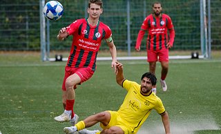 Fichtes Kapitän Lukas Kuck (l.) lässt sich auch nicht von einer Grätsche seines Heeper Gegenspielers beeindrucken. - Andreas Zobe