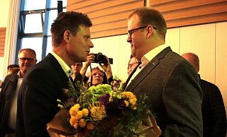 Michael Scholle (CDU, l.) gratuliert Tobias Tölle zur deutlich gewonnenen Stichwahl in Bad Driburg. - David Schellenberg Michael Scholle (CDU, l.) gratuliert Tobias Tölle zur deutlich gewonnenen Stichwahl in Bad Driburg. - David Schellenberg