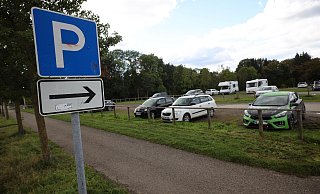 Auch ohne Veranstaltungen im Park ist der Parkplatz der Aqua Magica an der Bültestraße gut belegt - gern auch von Wohnmobilen. - Jörg Stuke