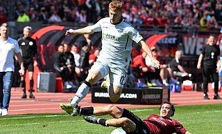 Laurin Curda setzt sich im Sprintduell gegen den Nürnberger Rafael Lubach durch und bereitet den Paderborner 3:1-Treffer vor. - picture alliance Laurin Curda setzt sich im Sprintduell gegen den Nürnberger Rafael Lubach durch und bereitet den Paderborner 3:1-Treffer vor. - picture alliance