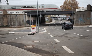 Seit Freitag ist die Herforder Straße unter der neuen Bahnbrücke wieder für den Verkehr freigegeben. - Jörg Stuke
