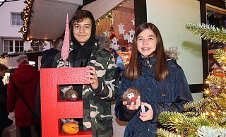 Erik und Maja haben Standdienst für das Einstein-Gymnasium. Dort werden Arbeiten aus dem Textilunterricht für einen guten Zweck verkauft. Der Favorit der Sechstklässlerin ist ein gefilzter Igel mit einem Stück Nerz aus einer alten Jacke. - Marion Pokorra-Brockschmidt